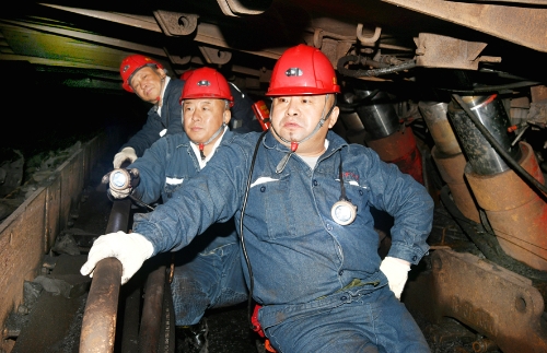 2023.10.09公司总经理鞠超深入龙湖矿703综采工作面1 2023.10.09公司总经理鞠超深入龙湖矿703综采工作面1