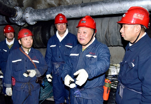 2023-10-09龙煤七台河公司党委书记、董事长王戈、总会计师马永延深入新立矿三水平三采四片车场瓦斯抽放巷检查安全生产工作