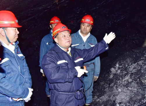 2023-10-21龙煤七台河公司党委书记、董事长王戈深入七峰矿7808掘进工作面检查新建矿井施工进展情况