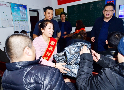 2023-11-27七台河矿区工会到龙湖矿开拓三区开展“人人吸取事故教训人人维护安全生产”主题班前慰问活动2