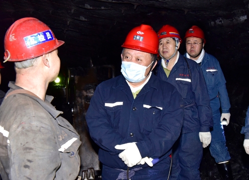 2023-12-11龙煤七台河公司党委书记、董事长王戈深入新兴矿二采区7122掘进工作面检查安全生产工作2