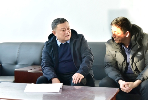 2023-12-21龙煤七台河公司党委书记、董事长王戈深入胜利矿、建设矿检查斜井人车运行情况