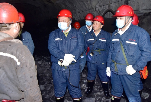 2023-12-23龙煤七台河公司党委书记、董事长王戈深入龙湖矿二水平7782掘进工作面检查安全生产工作