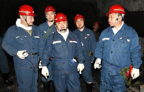 2023.12.30公司总经理鞠超陪同龙煤副总经理胡本鹏深入建设矿7315掘进工作面