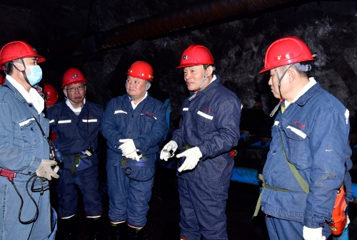 2024-01-01龙煤集团党委书记、董事长王佳喜率队深入七台河公司龙湖矿703综采安装面检查安全生产工作2