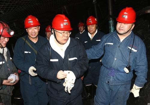 2024.01.01公司总经理鞠超陪同省煤监局领导张兴华深入新立矿102综采工作面4