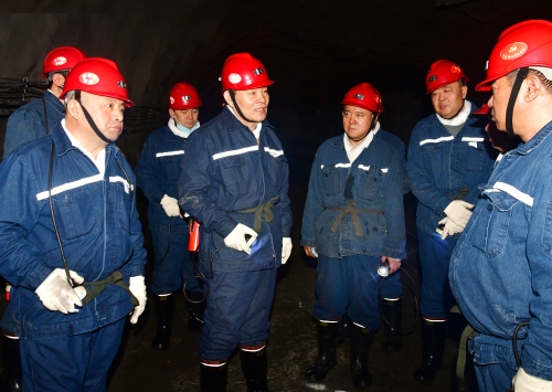 2025.03.09集团公司董事长王佳喜、鞠超深入新铁矿7605掘进工作面